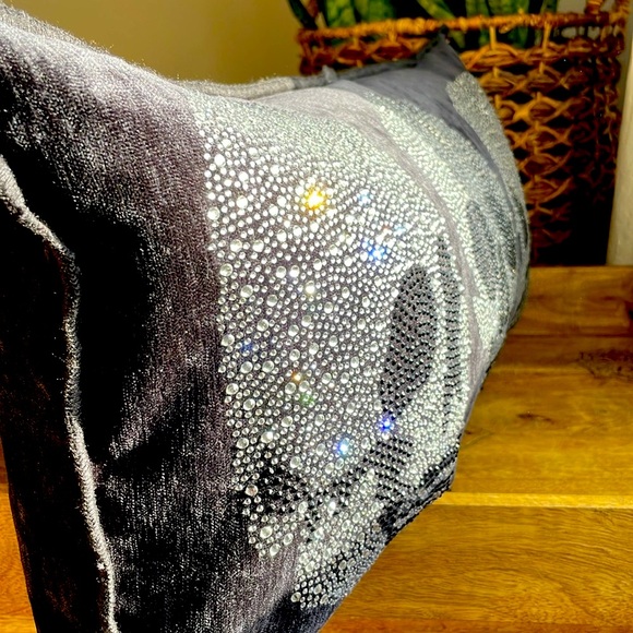 🎉HP🎉💀Gorgeous Skull Accent Pillow 💀Sparkling beaded design! NWT! - Picture 15 of 16